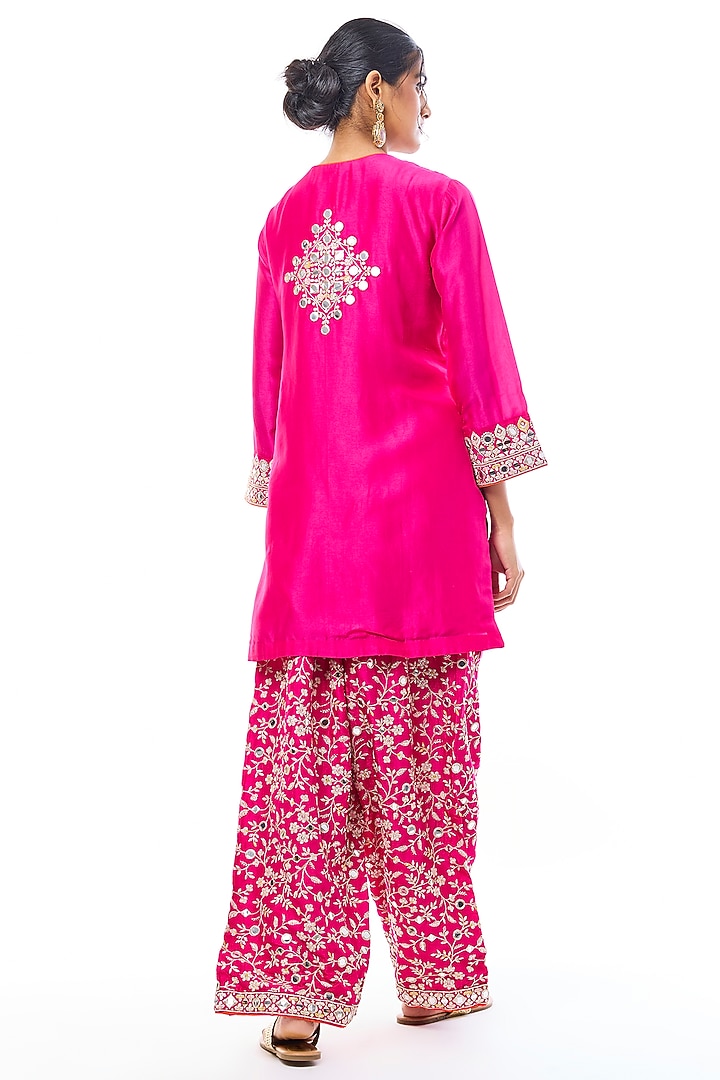 Pink Georgette & Tussar Thread Embroidered Straight Kurta Set by GOPI VAID at Pernia's Pop Up Shop