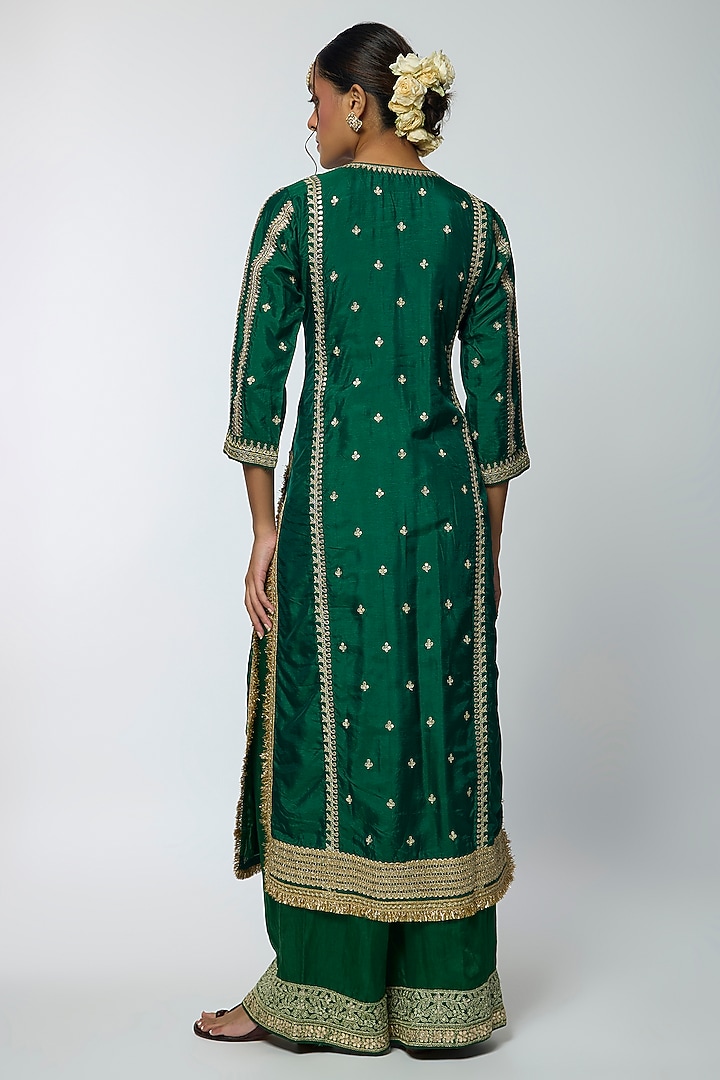 Green Tussar Embroidered Straight Kurta Set by GOPI VAID at Pernia's Pop Up Shop