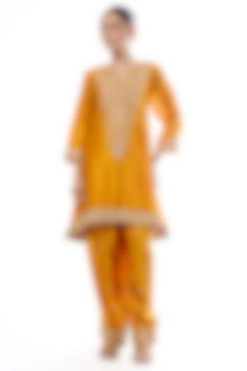 Yellow Tussar Embroidered Asymmetric Kurta Set by GOPI VAID at Pernia's Pop Up Shop