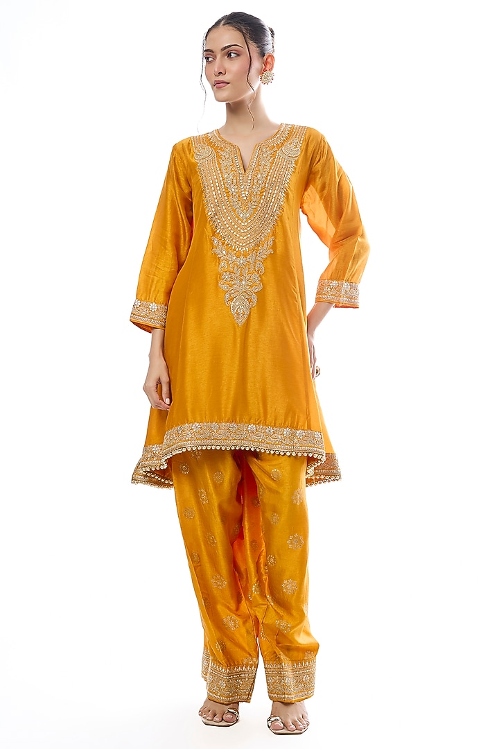 Yellow Tussar Embroidered Asymmetric Kurta Set by GOPI VAID at Pernia's Pop Up Shop