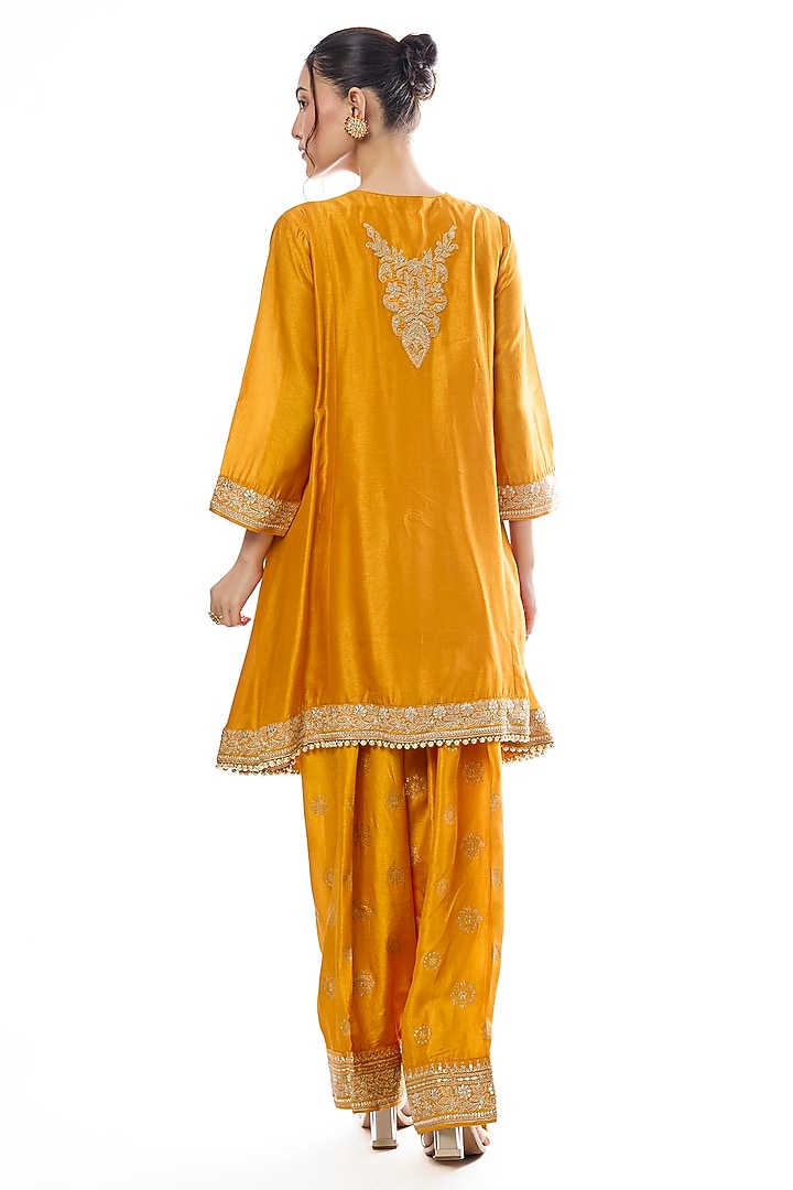 Yellow Tussar Embroidered Asymmetric Kurta Set by GOPI VAID at Pernia's Pop Up Shop