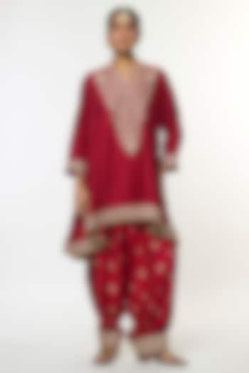 Red Tussar Embroidered Asymmetrical Kurta Set by GOPI VAID at Pernia's Pop Up Shop