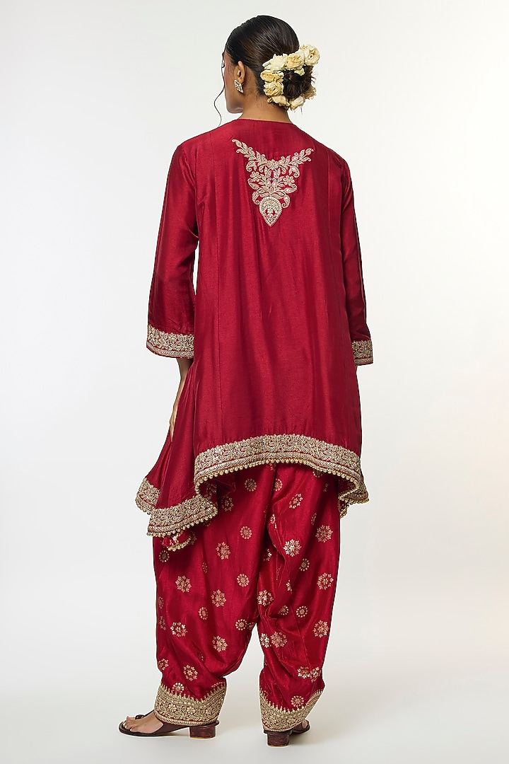 Red Tussar Embroidered Asymmetrical Kurta Set by GOPI VAID at Pernia's Pop Up Shop