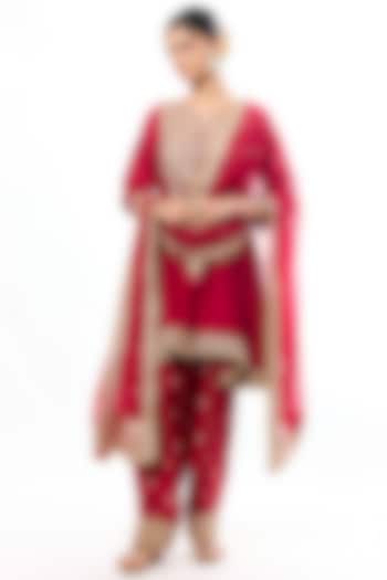 Red Tussar Motif Embroidered Asymmetrical Kurta Set by GOPI VAID at Pernia's Pop Up Shop