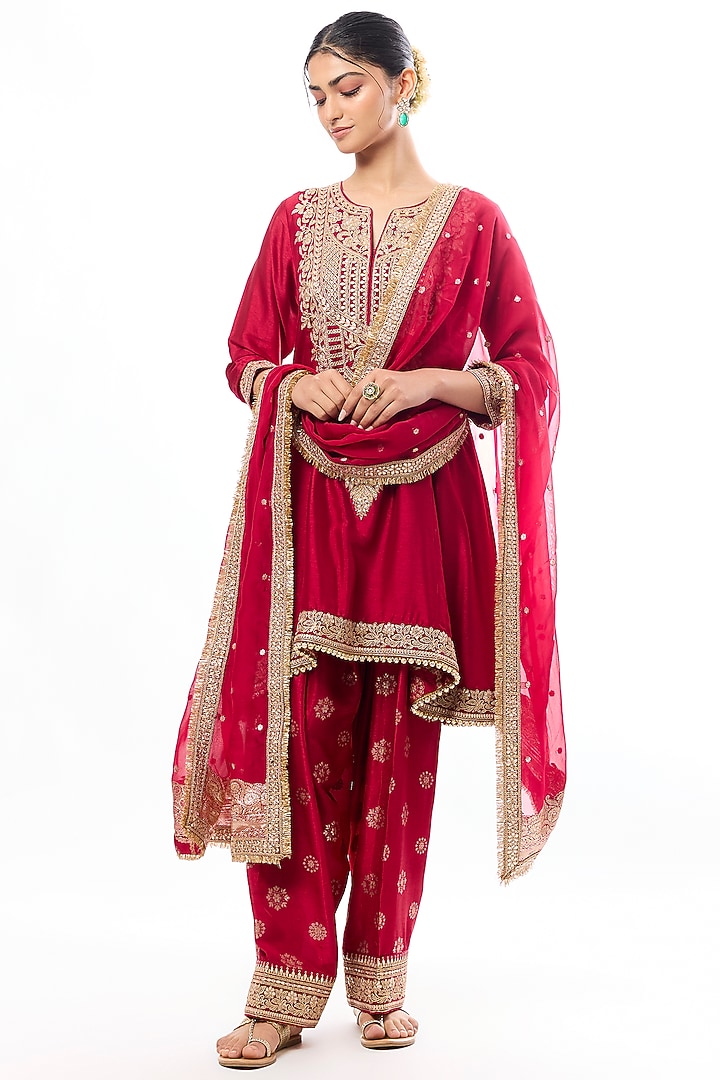 Red Tussar Motif Embroidered Asymmetrical Kurta Set by GOPI VAID at Pernia's Pop Up Shop