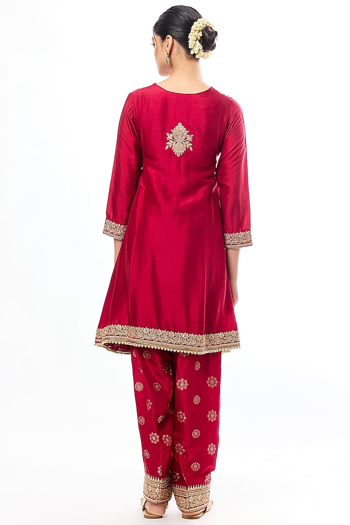 Red Tussar Motif Embroidered Asymmetrical Kurta Set by GOPI VAID at Pernia's Pop Up Shop