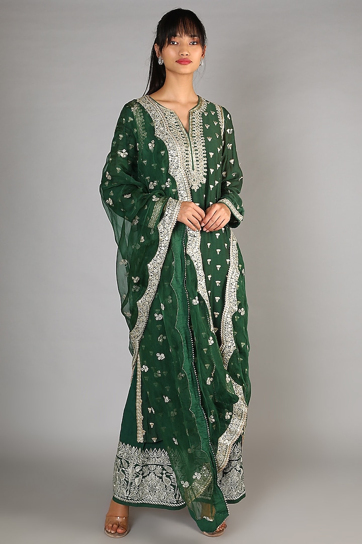 Green Embroidered Kurta Set by GOPI VAID at Pernia's Pop Up Shop