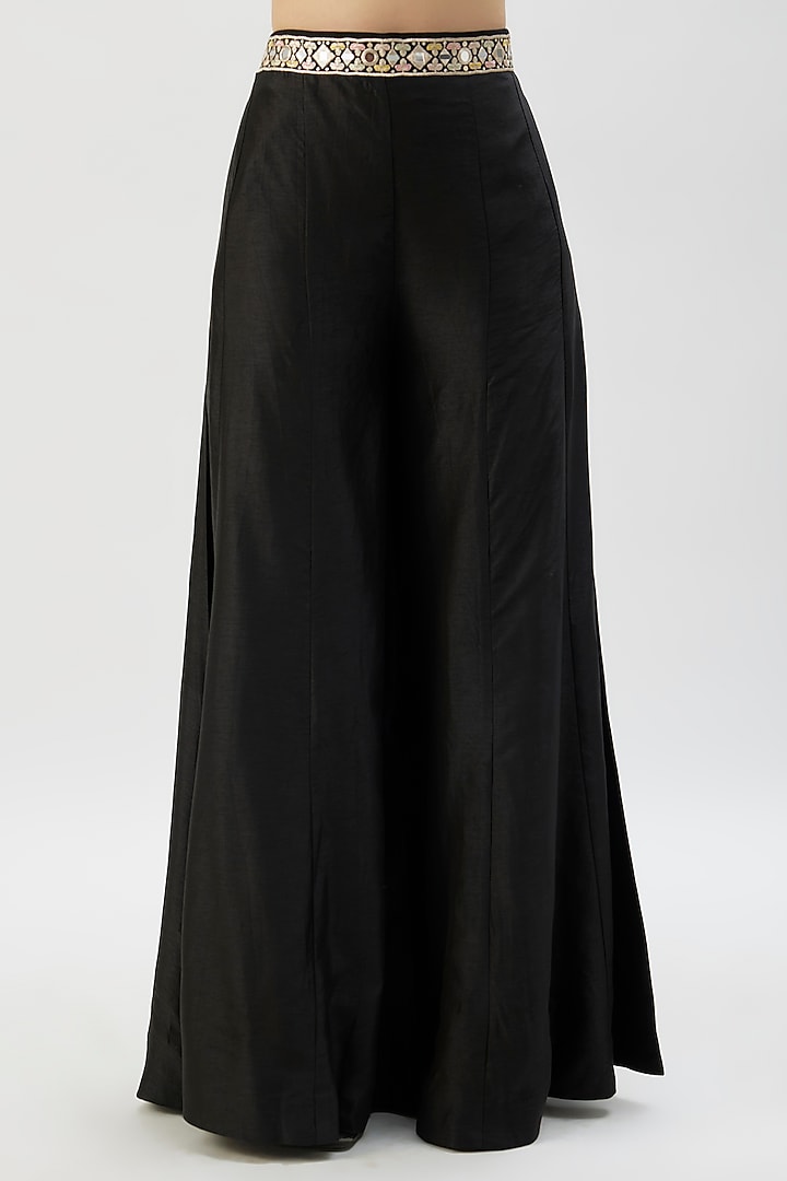 Black Jaal Tussar Mirror Embroidered Cape Set by Gopi Vaid at Pernia's Pop Up Shop
