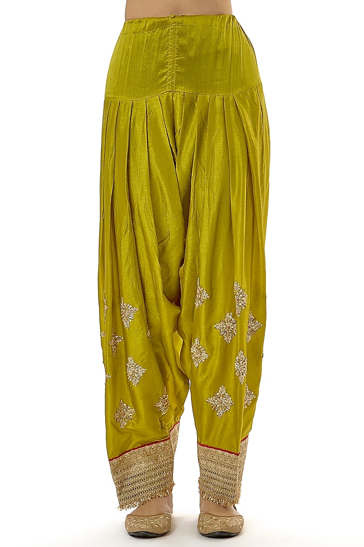 Green Tussar Embroidered Kurta Set by GOPI VAID at Pernia's Pop Up Shop