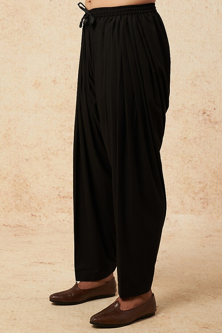 Black Printed Kurta Set by HANEET SINGH at Pernia's Pop Up Shop