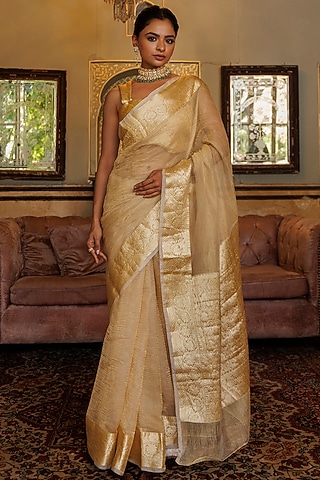 Light Gold Banarasi Tissue Crinkled Saree Set by Geroo Jaipur