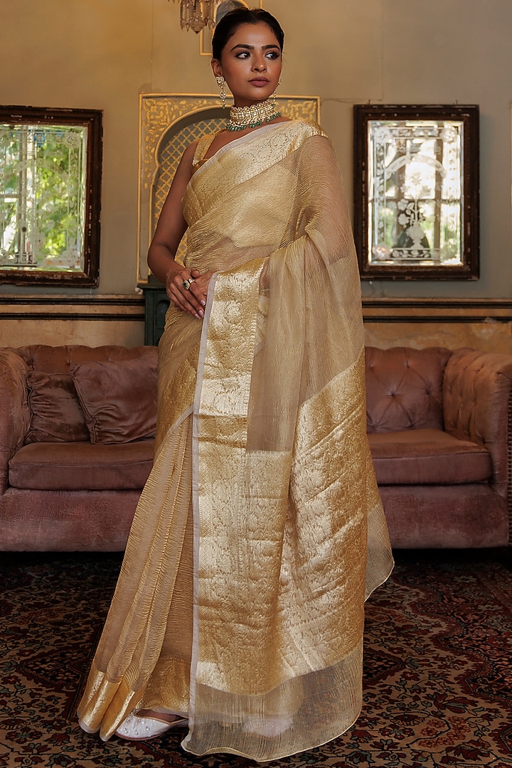 Light Gold Banarasi Tissue Crinkled Wedding Saree Set by Geroo Jaipur at Pernia's Pop Up Shop