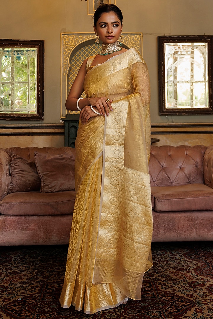 Dark Gold Banarasi Tissue Crinkled Wedding Saree Set by Geroo Jaipur at Pernia's Pop Up Shop