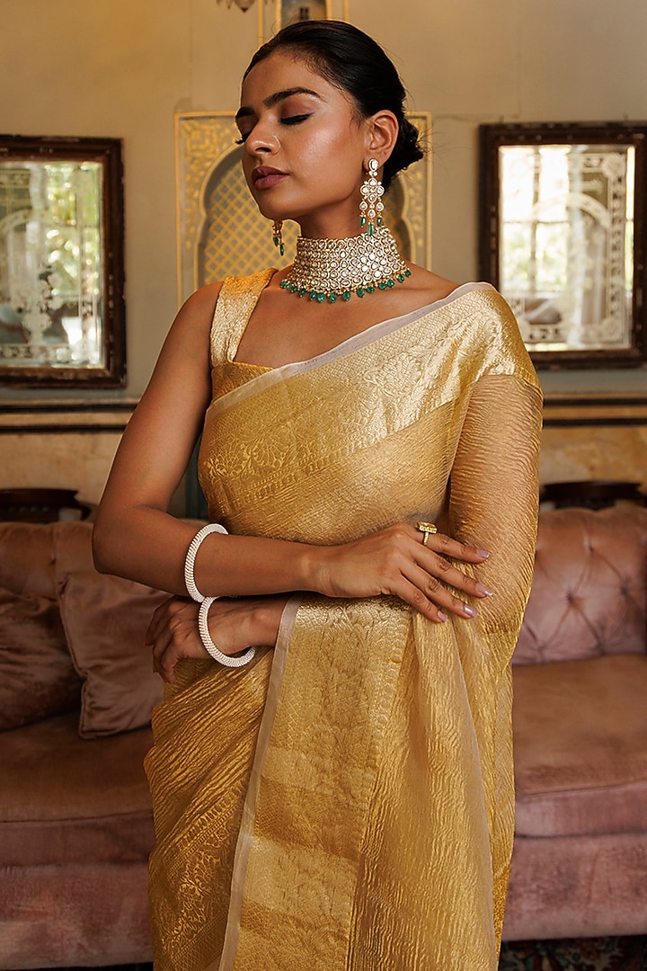 Dark Gold Banarasi Tissue Crinkled Wedding Saree Set by Geroo Jaipur at Pernia's Pop Up Shop