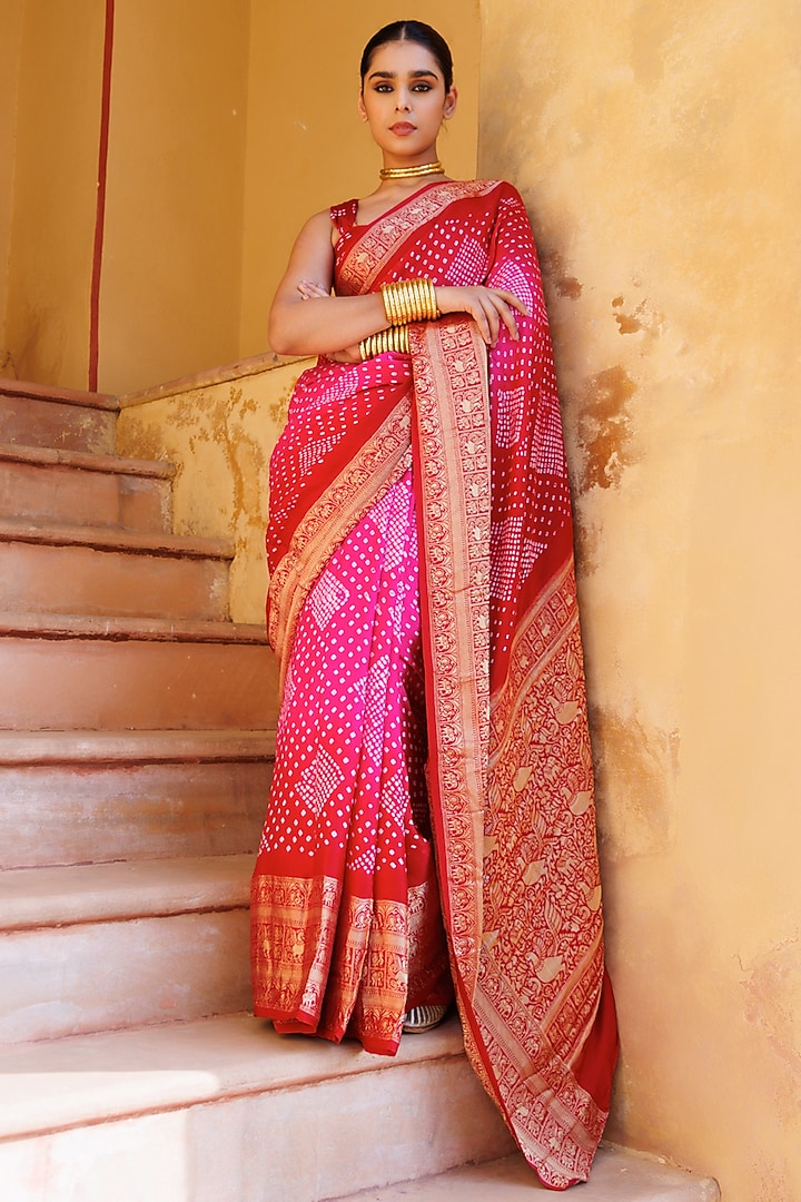 Red & Pink Gajji Silk Handwoven Bandhani Wedding Saree Set by Geroo Jaipur at Pernia's Pop Up Shop