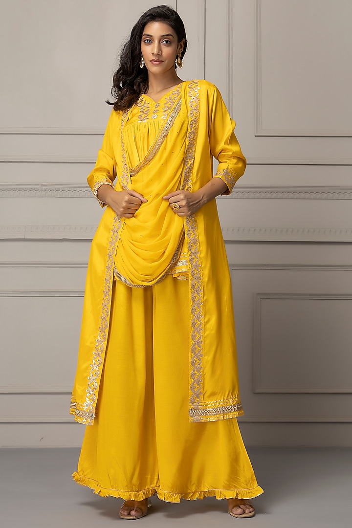 Yellow Shantoon Gota Patti Embellished Tunic Set by Geroo Jaipur at Pernia's Pop Up Shop