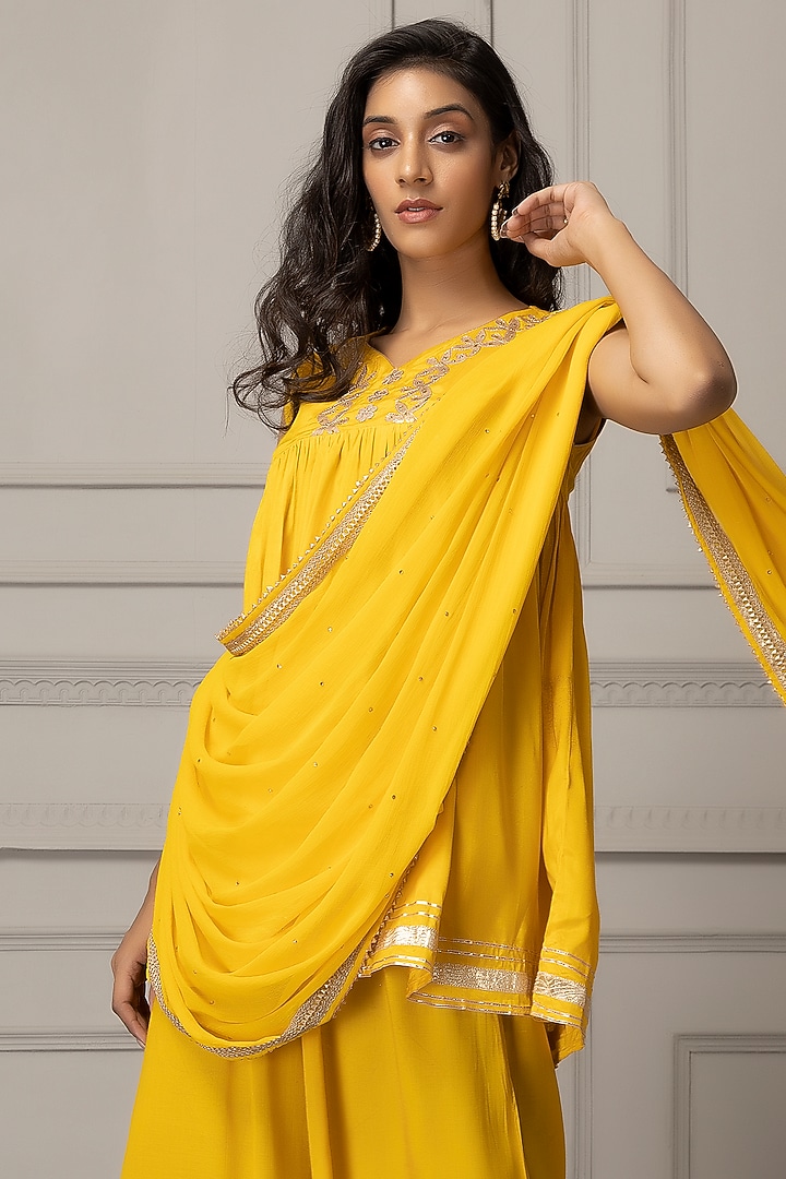 Yellow Shantoon Gota Patti Embellished Tunic Set by Geroo Jaipur at Pernia's Pop Up Shop