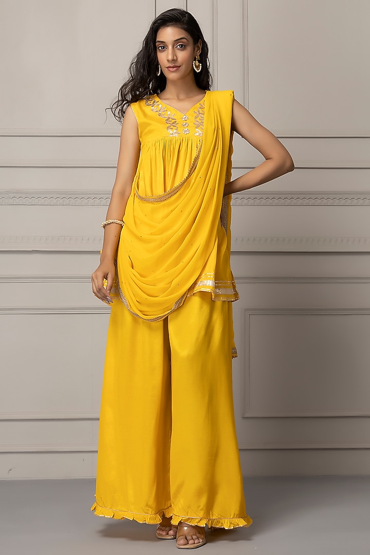 Yellow Shantoon Gota Patti Embellished Tunic Set by Geroo Jaipur at Pernia's Pop Up Shop