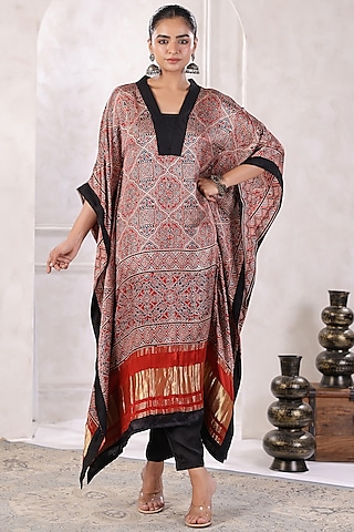 Maroon Silk Floral Kaftan Set by Geroo Jaipur