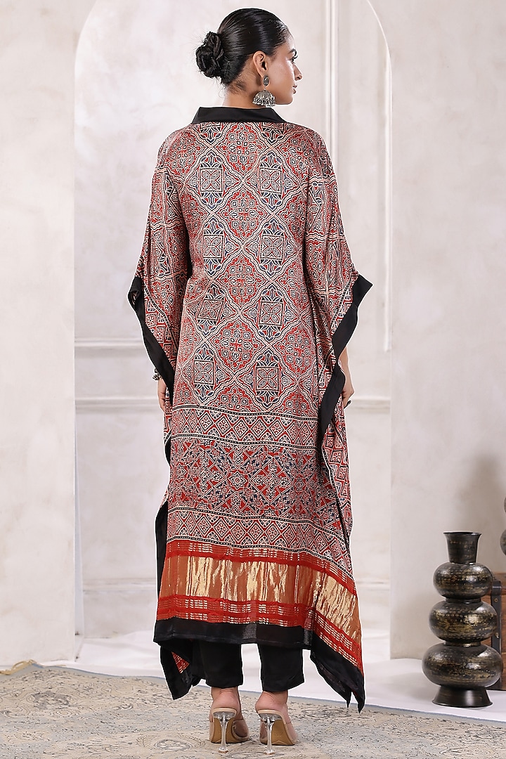 Maroon Silk Floral Kaftan Set by Geroo Jaipur at Pernia's Pop Up Shop