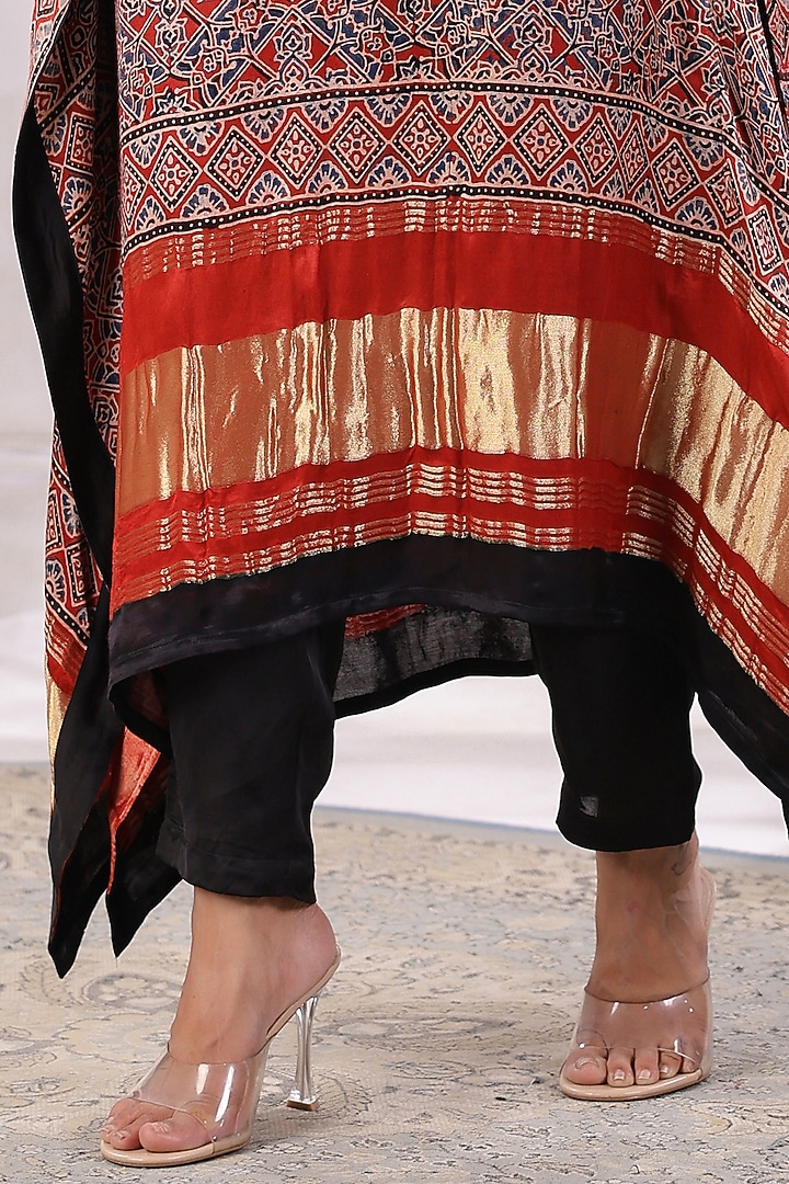 Maroon Silk Floral Kaftan Set by Geroo Jaipur at Pernia's Pop Up Shop