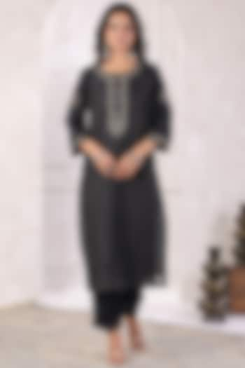 Black Chanderi Thread Embroidered Kurta Set by Geroo Jaipur at Pernia's Pop Up Shop