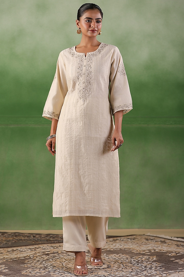 Off-White Chanderi Thread Embroidered Kurta Set by Geroo Jaipur at Pernia's Pop Up Shop