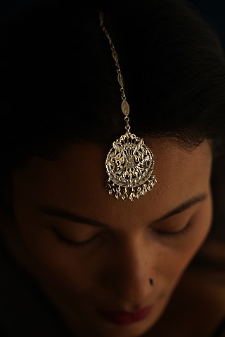 White Finish Maang Tikka In Sterling Silver by Gulaal Jewels