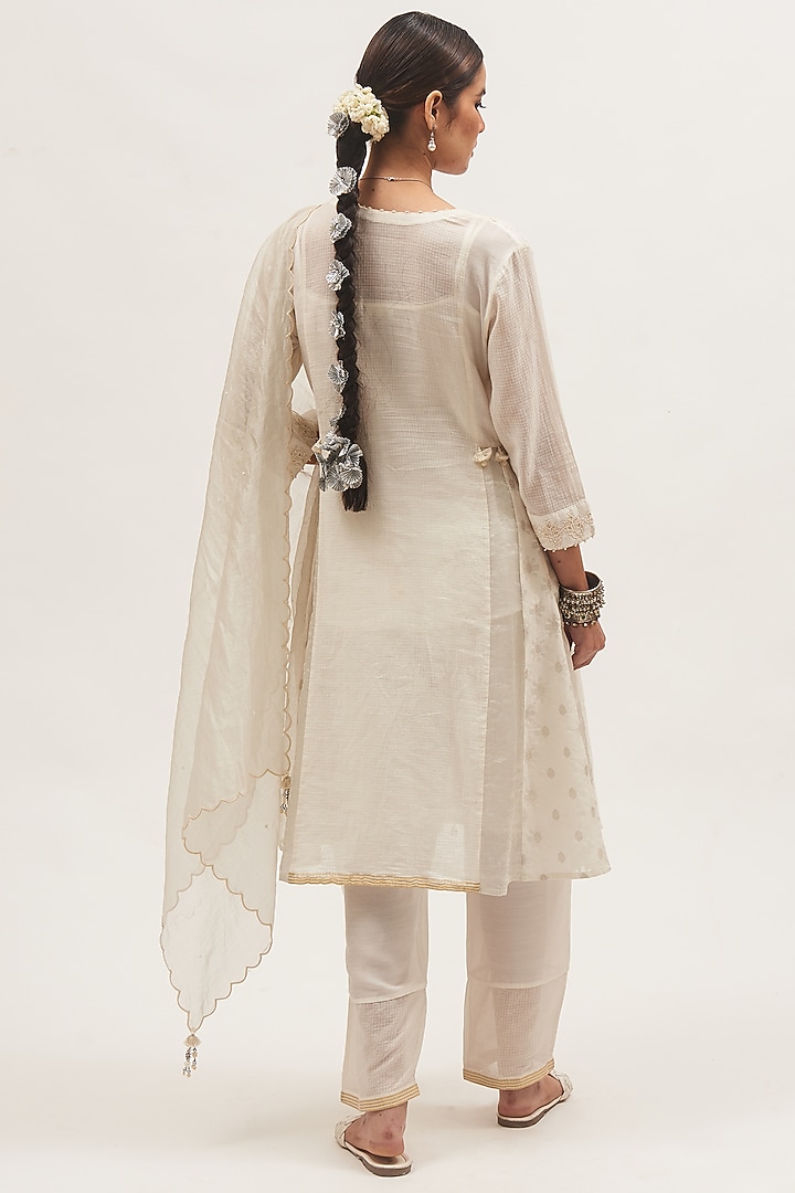 White Chanderi Embroidered Kurta Set by Gyaarah Baees at Pernia's Pop Up Shop