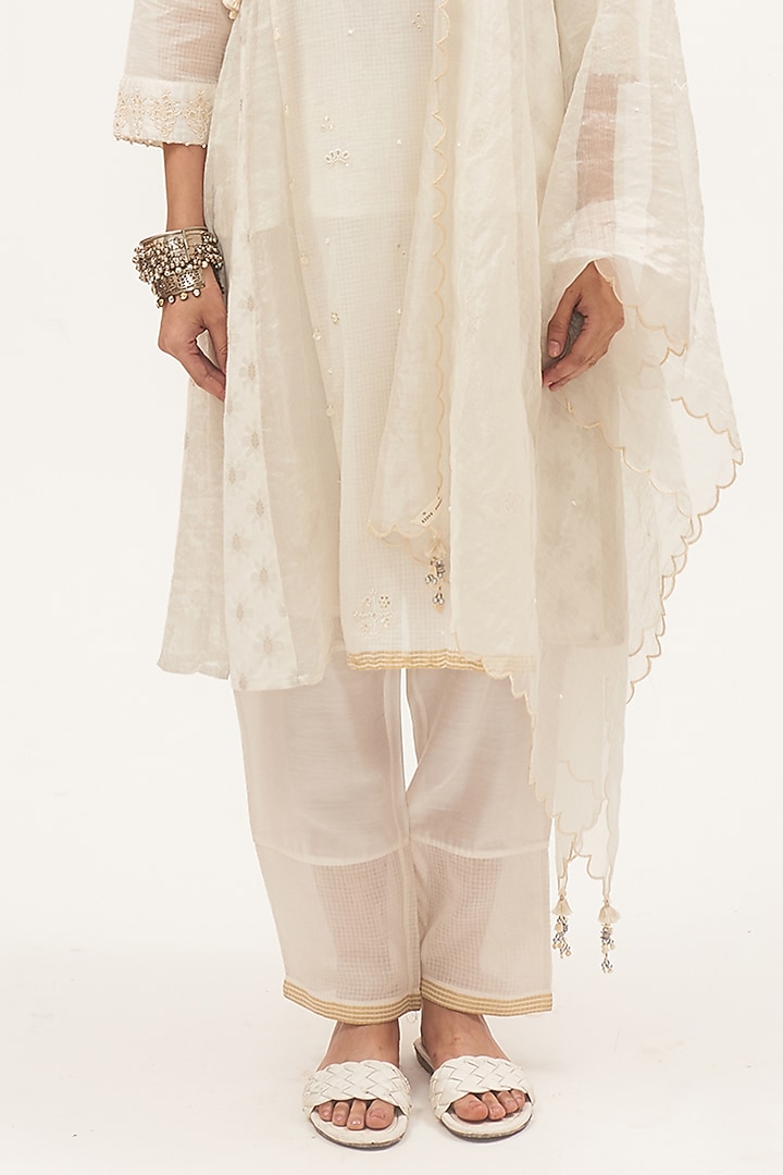 White Chanderi Embroidered Kurta Set by Gyaarah Baees at Pernia's Pop Up Shop