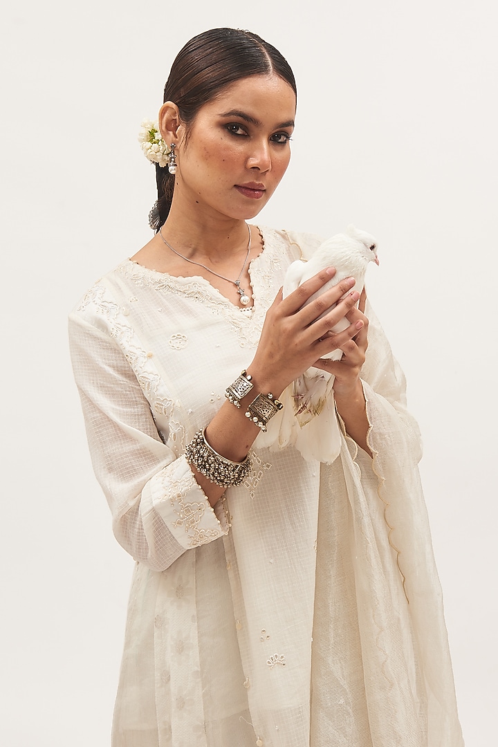 White Chanderi Embroidered Kurta Set by Gyaarah Baees at Pernia's Pop Up Shop