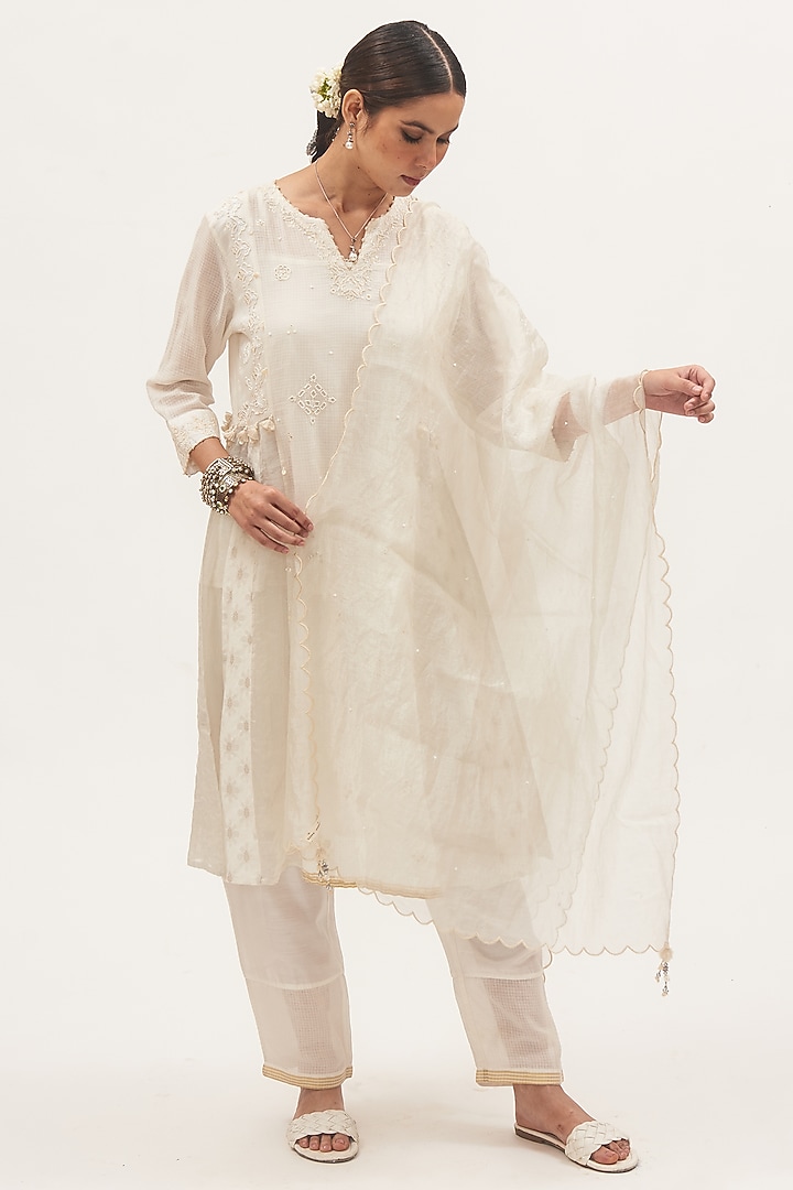 White Chanderi Embroidered Kurta Set by Gyaarah Baees at Pernia's Pop Up Shop
