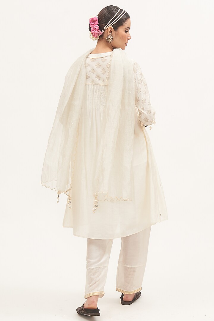White Chanderi Woven Floral Motif Kurta Set by Gyaarah Baees at Pernia's Pop Up Shop