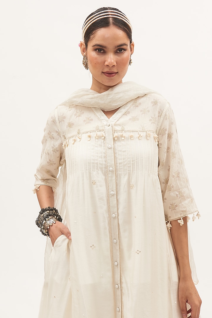 White Chanderi Woven Floral Motif Kurta Set by Gyaarah Baees at Pernia's Pop Up Shop