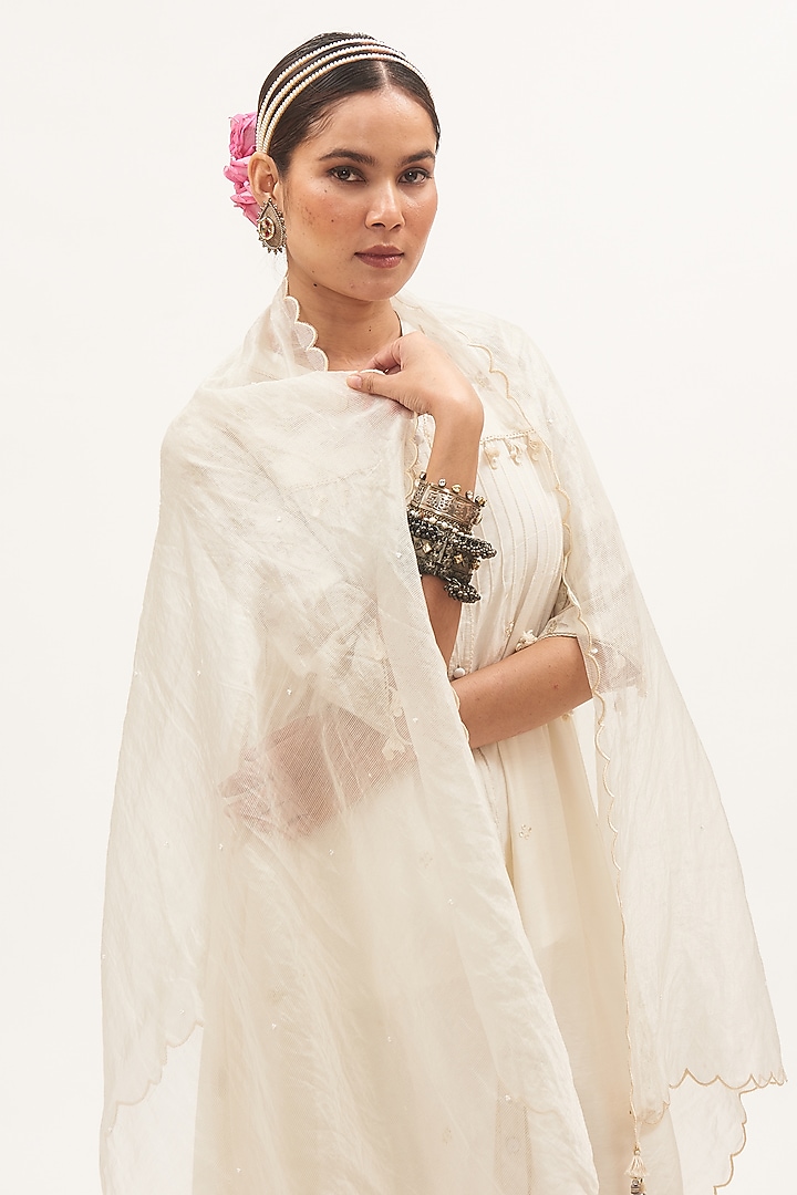 White Chanderi Woven Floral Motif Kurta Set by Gyaarah Baees at Pernia's Pop Up Shop