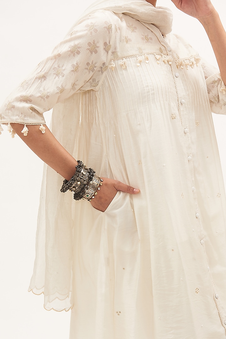 White Chanderi Woven Floral Motif Kurta Set by Gyaarah Baees at Pernia's Pop Up Shop