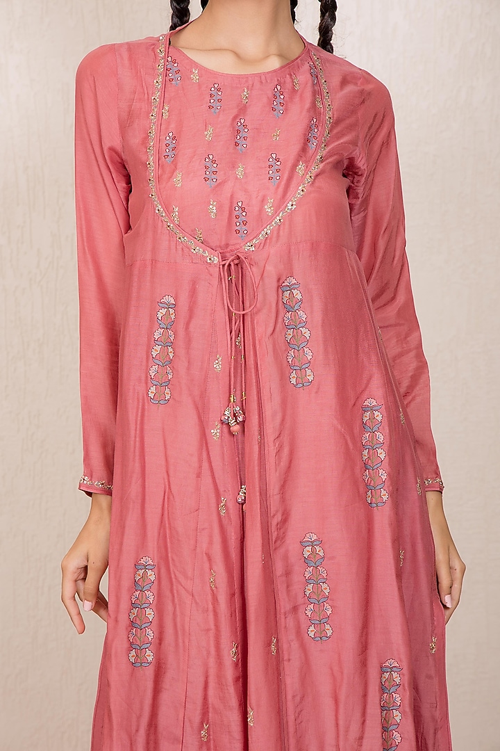 Dusty Pink Embroidered Mughal Kurta Set by Gazal Mishra at Pernia's Pop Up Shop