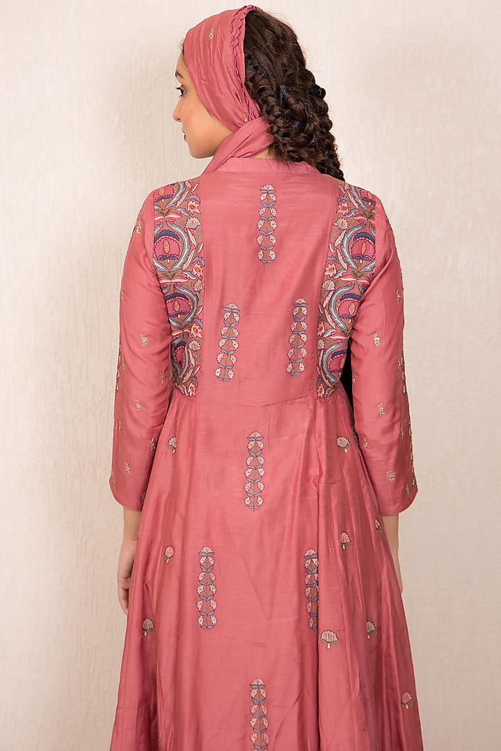 Dusty Pink Embroidered Buttoned Up Kurta by Gazal Mishra at Pernia's Pop Up Shop