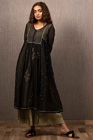 Black Embroidered Kurta With Pants by Gazal Mishra