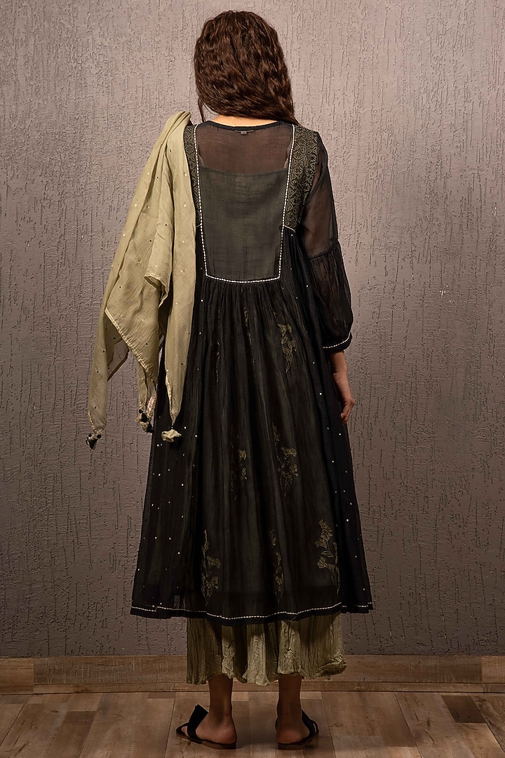 Black Embroidered Kurta With Pants by Gazal Mishra at Pernia's Pop Up Shop