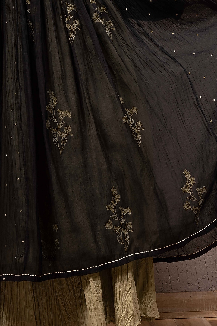 Black Embroidered Kurta With Pants by Gazal Mishra at Pernia's Pop Up Shop