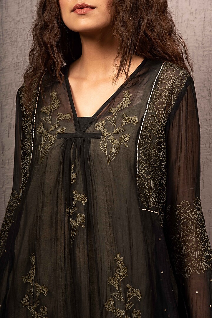 Black Embroidered Kurta With Pants & Inner by Gazal Mishra at Pernia's Pop Up Shop