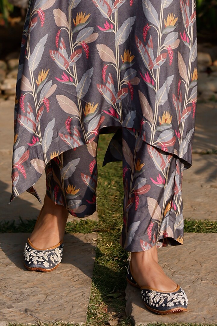 Grey Muslin Silk Printed & Embellished Kurta Set by HARSHA KHATRY at Pernia's Pop Up Shop