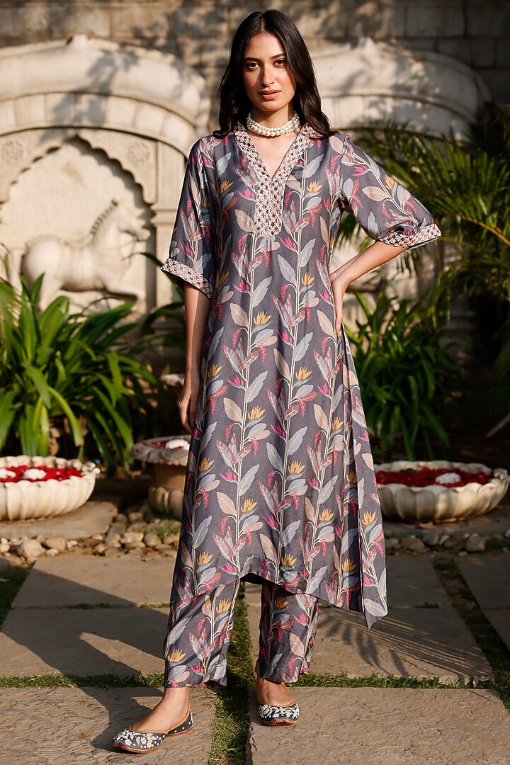 Grey Muslin Silk Printed & Embellished Kurta Set by HARSHA KHATRY at Pernia's Pop Up Shop