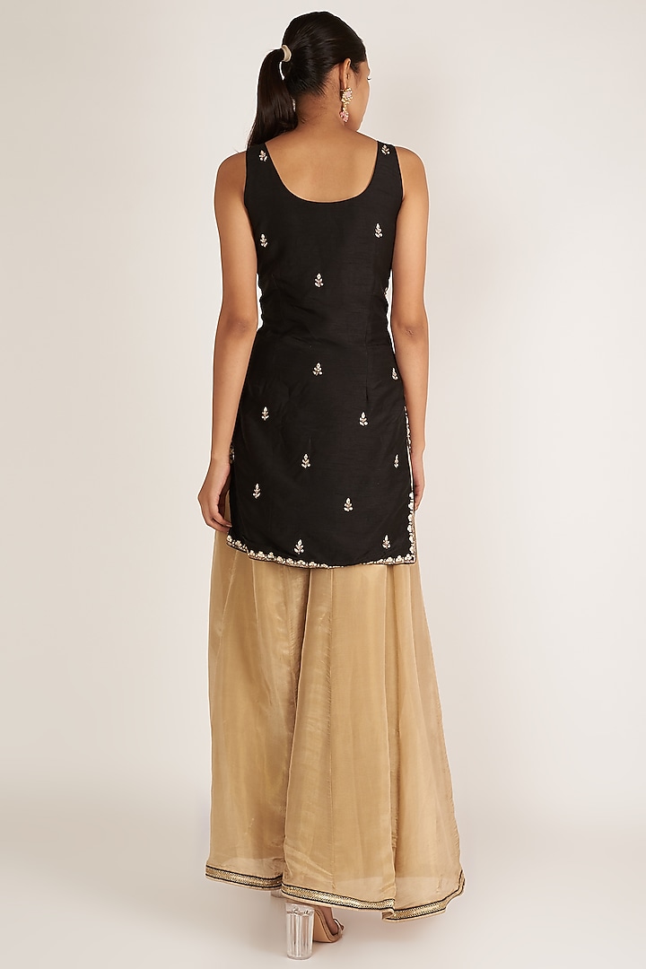 Black & Gold Embroidered Kurta Set by Himani And Anjali Shah at Pernia's Pop Up Shop