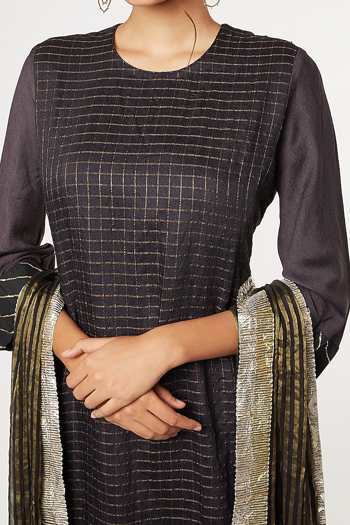 Black Embroidered Kurta Set by Heli Shah at Pernia's Pop Up Shop
