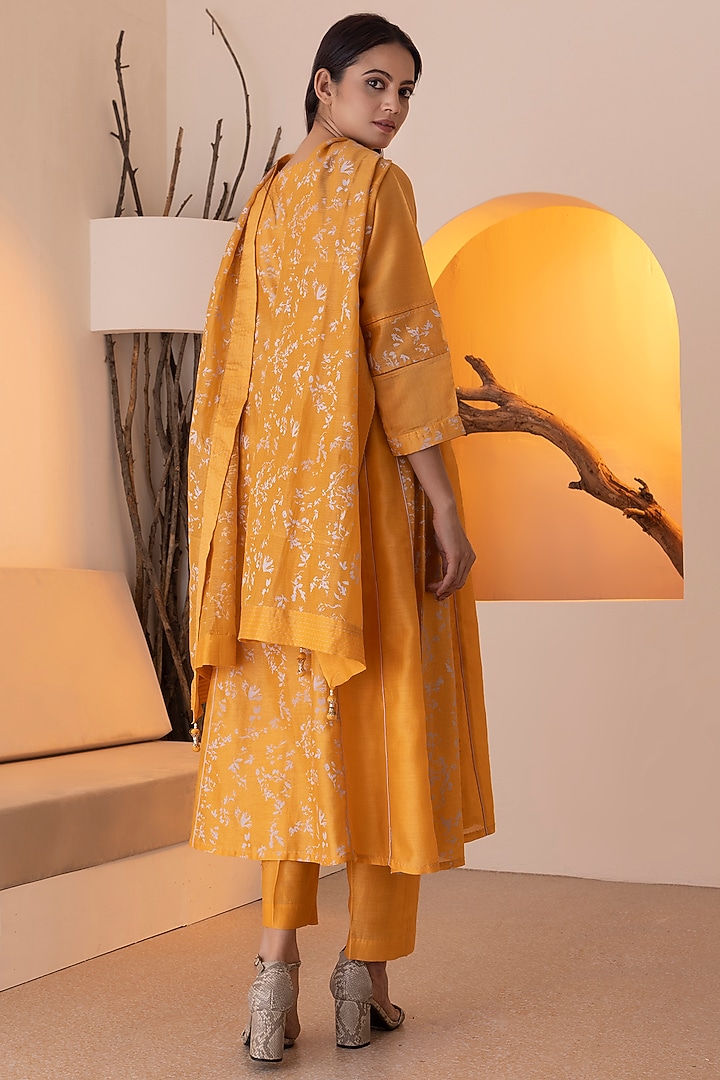 Yellow Chanderi Silk Printed Kurta Set by Heritage Couture at Pernia's Pop Up Shop