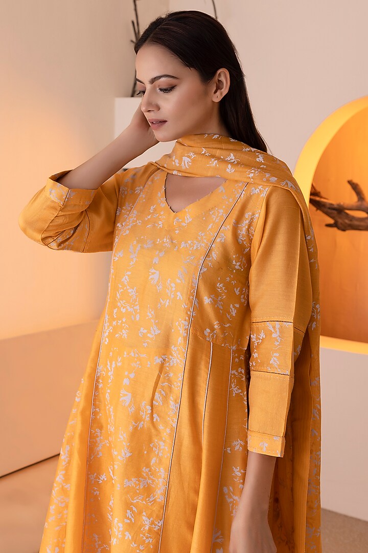 Yellow Chanderi Silk Printed Kurta Set by Heritage Couture at Pernia's Pop Up Shop