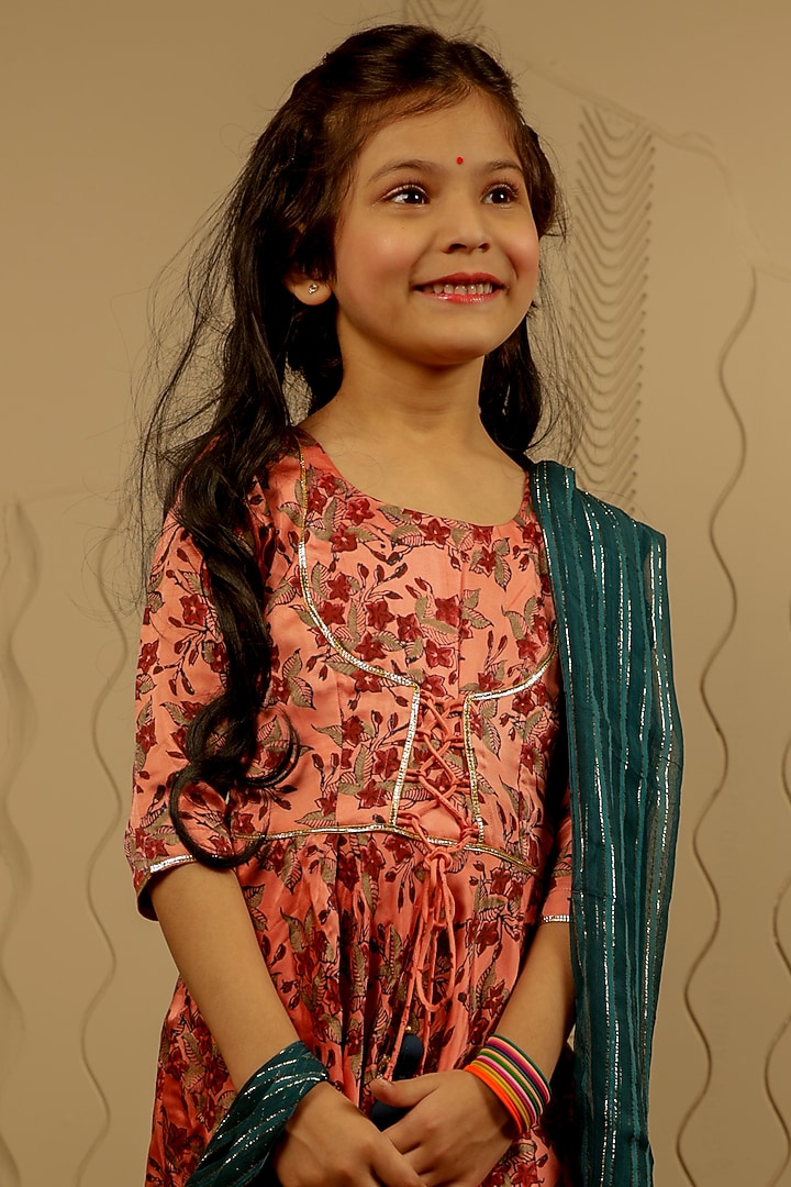Peach Printed Kurta Set For Girls by Tiny Colour at Pernia's Pop Up Shop