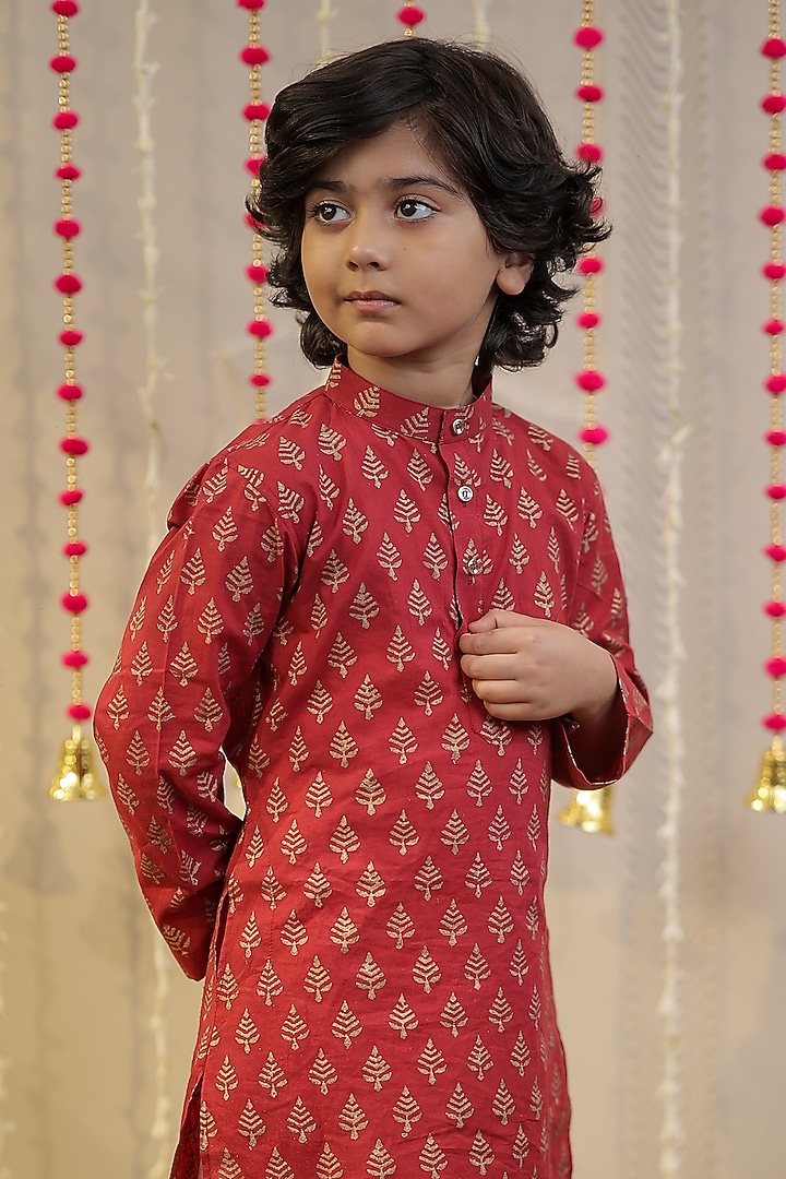 Maroon Mulmul Cotton Block Printed Kurta Set For Boys by Tiny Colour at Pernia's Pop Up Shop